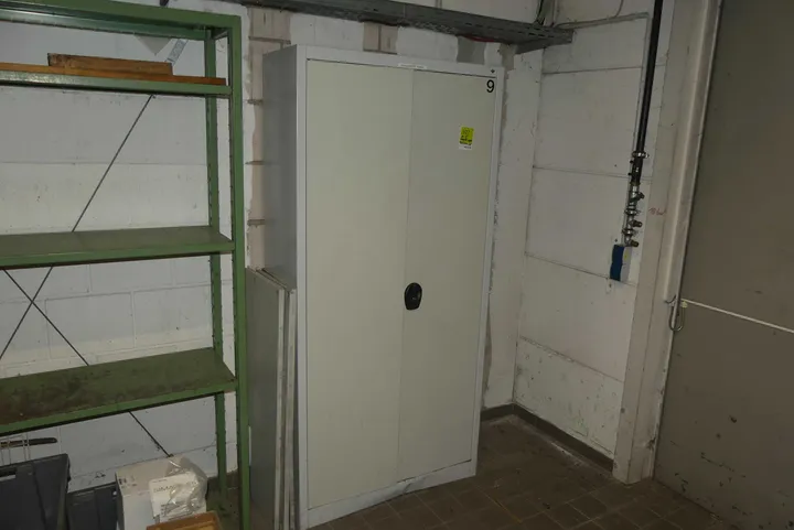 Metallschrank mit Inhalt Maße in cm ca. 93,5 x 40 x 195